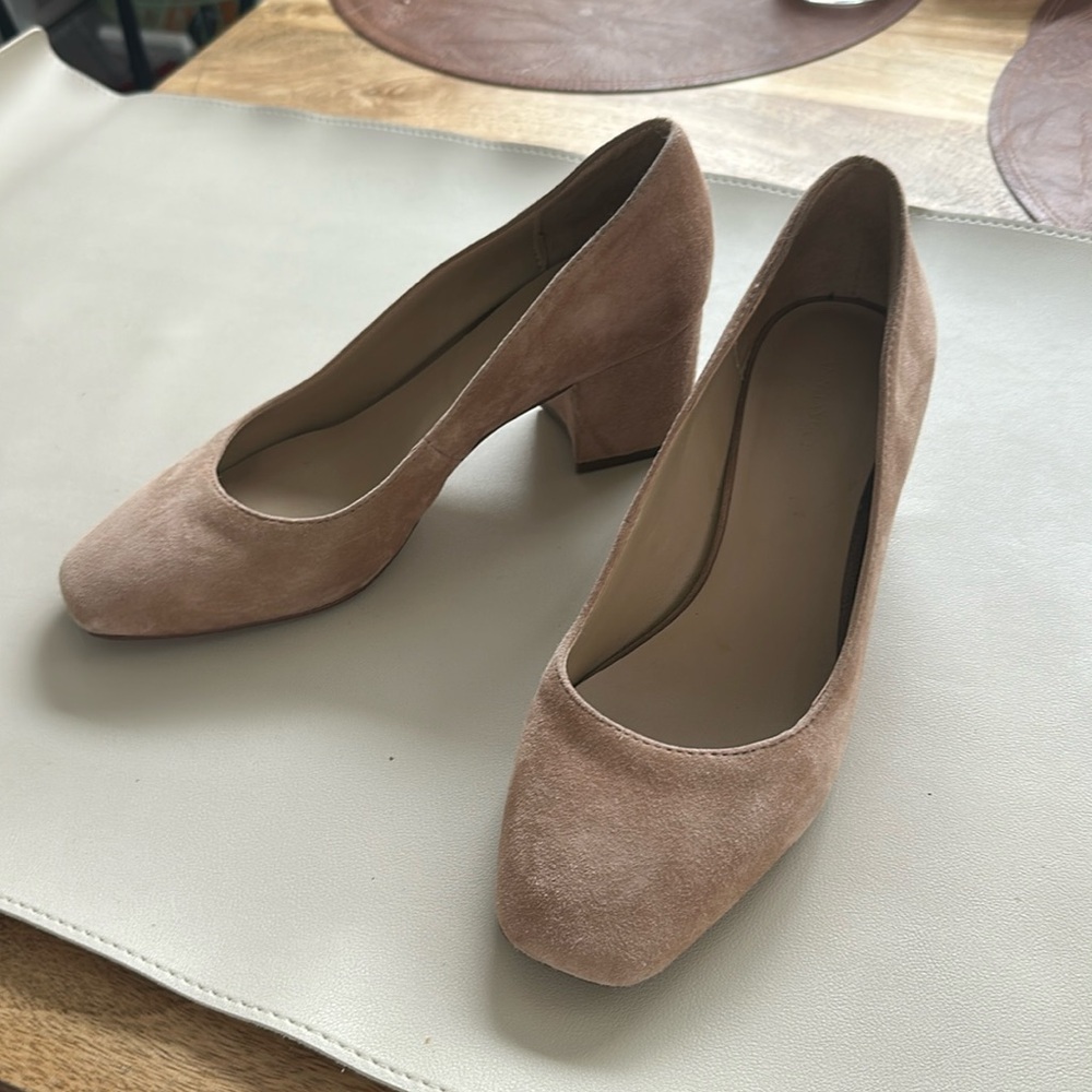 Anne Taylor Neutral Suede Pump